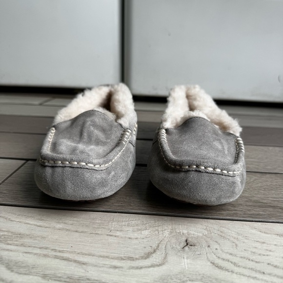 UGG Ansley Water Resistant Slipper (Women) | Size: 9 | Regular Condition - Picture 6 of 8